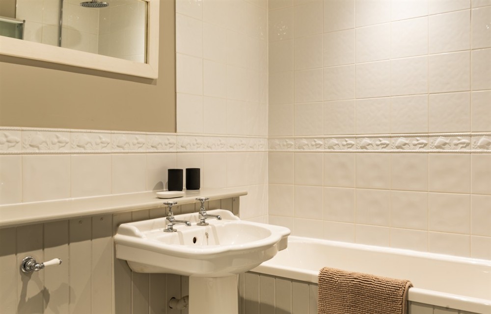 The bathroom at Rocky's Cottage in Thurlestone