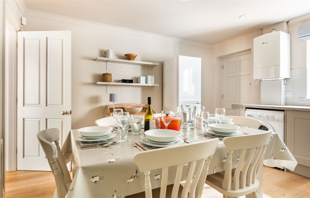 The dining area at Rocky's Cottage in Thurlestone