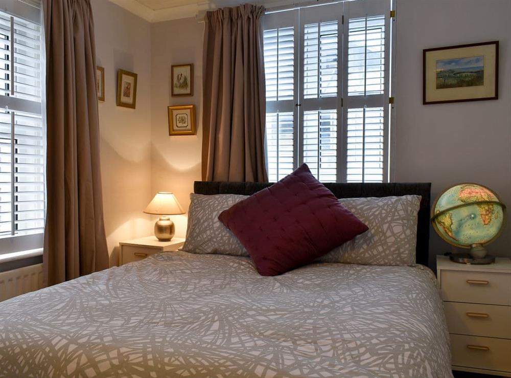 Double bedroom with zip and link beds at Rodwell Trail Cottage in Weymouth, Dorset