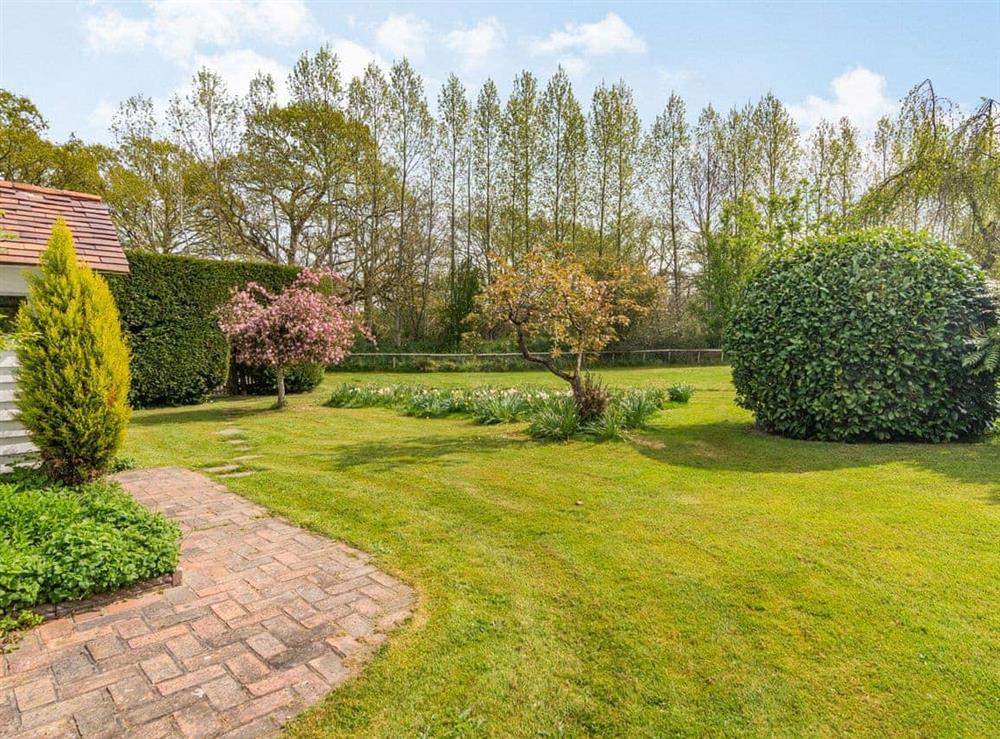 Garden and grounds at Roo Cottage in Barns Green, West Sussex