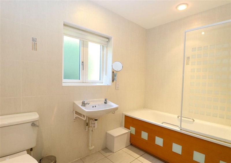 Bathroom at Rookyard Cottage, Holton near Halesworth