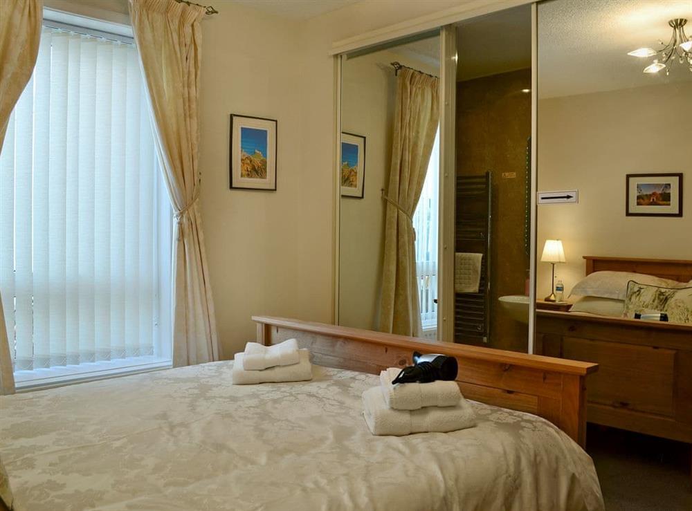 Attractive double bedroom with en-suite bathroom at Rose Cottage in Norham, near Berwick-upon-Tweed, Northumberland