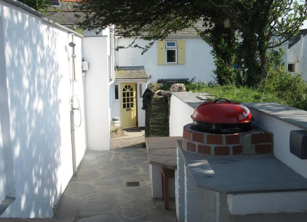 Outdoor shower and barbecue at Rose Cottage in Tintagel