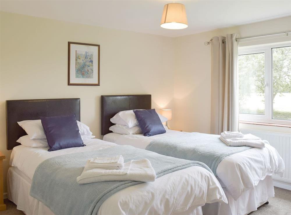 Comfortable twin bedroom at Rose Farm Cottage in Frostenden, near Beccles, Suffolk