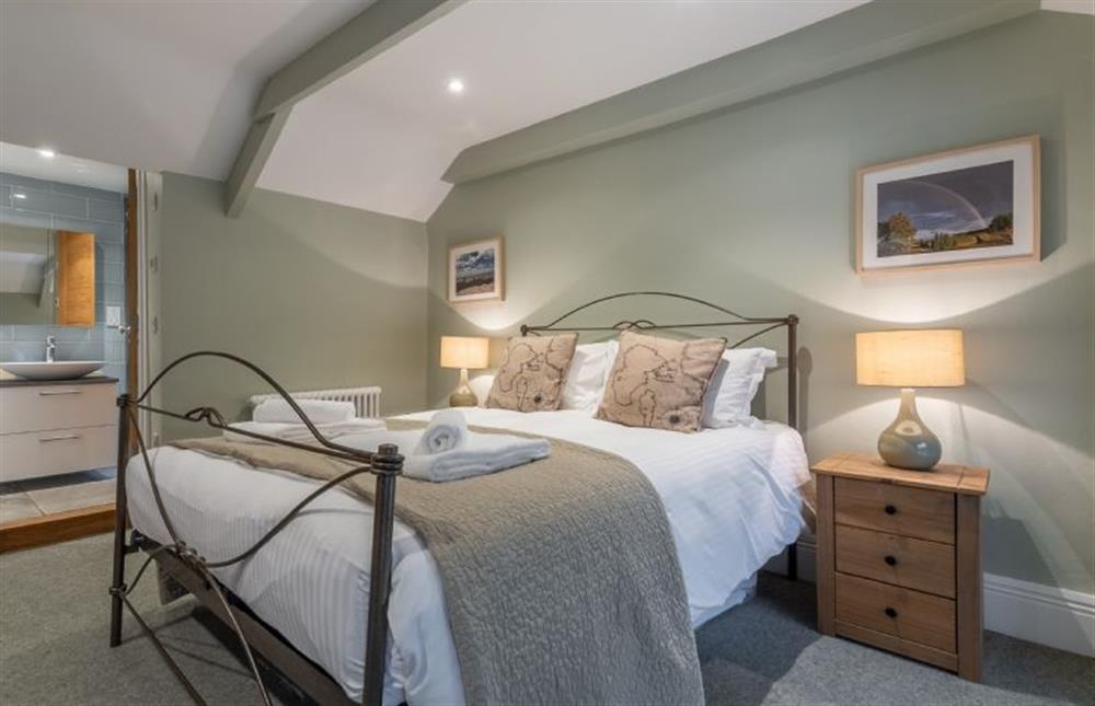 Bedroom with 5’ king-size bed and en-suite (photo 2) at Rose in Vale Cottage, Mithian, St Agnes 