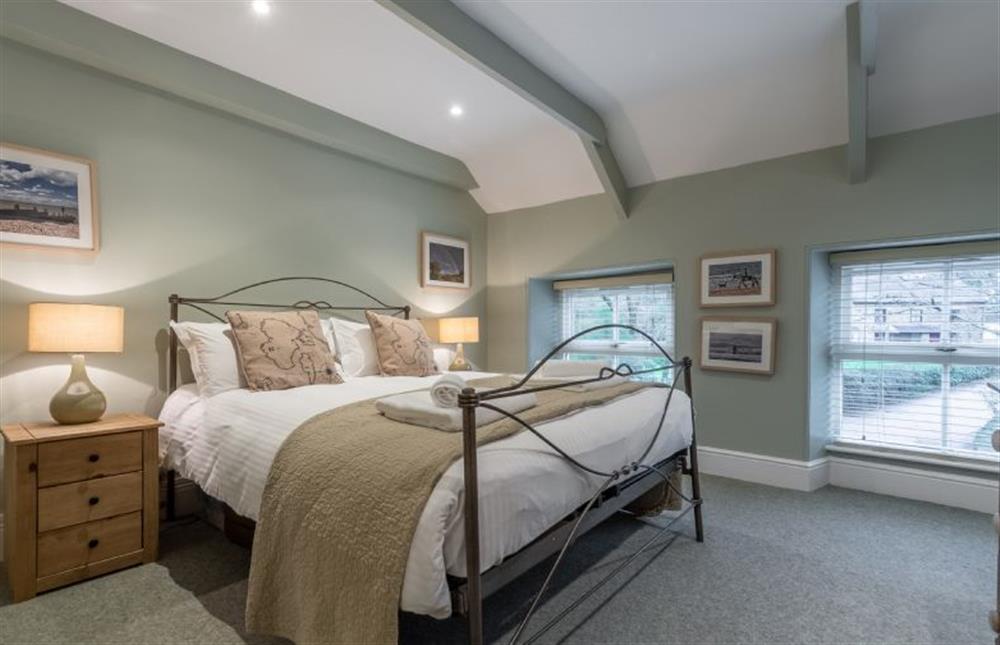 Bedroom with 5’ king-size bed and en-suite at Rose in Vale Cottage, Mithian, St Agnes 
