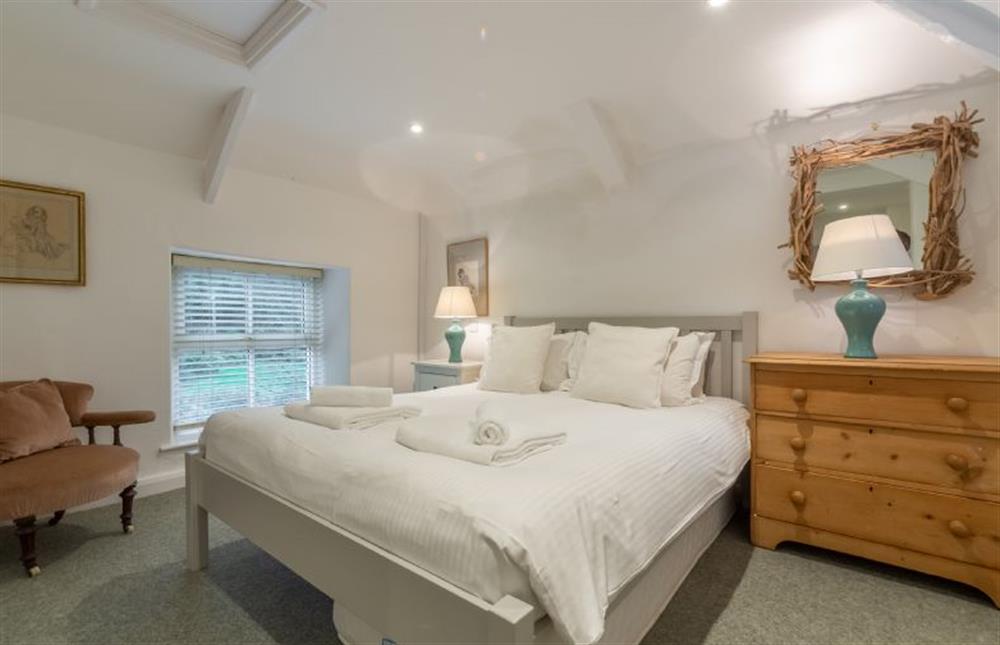Bedroom with 5’ king-size bed at Rose in Vale Cottage, Mithian, St Agnes 
