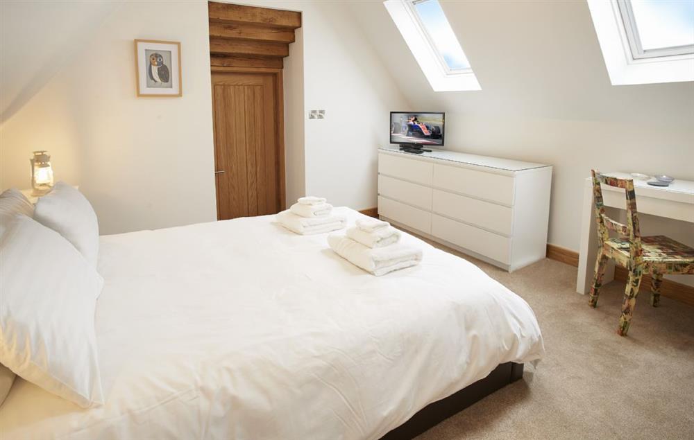 Master bedroom with 5’ Kingsize bed and en-suite bathroom at Rosebank Barn, Ablington