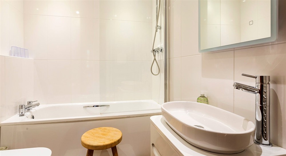 The bathroom at Roseland Porth Barn in Roseland, Cornwall
