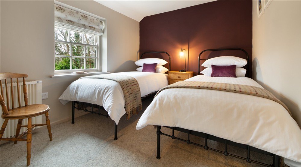 The twin bedroom at Roseland Porth Farm Cottage in Truro, Cornwall