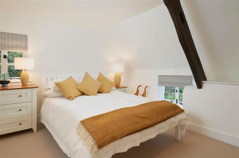 First floor: Bedroom one with a 5ft king-size bed at Rosemary Cottage, Dittisham