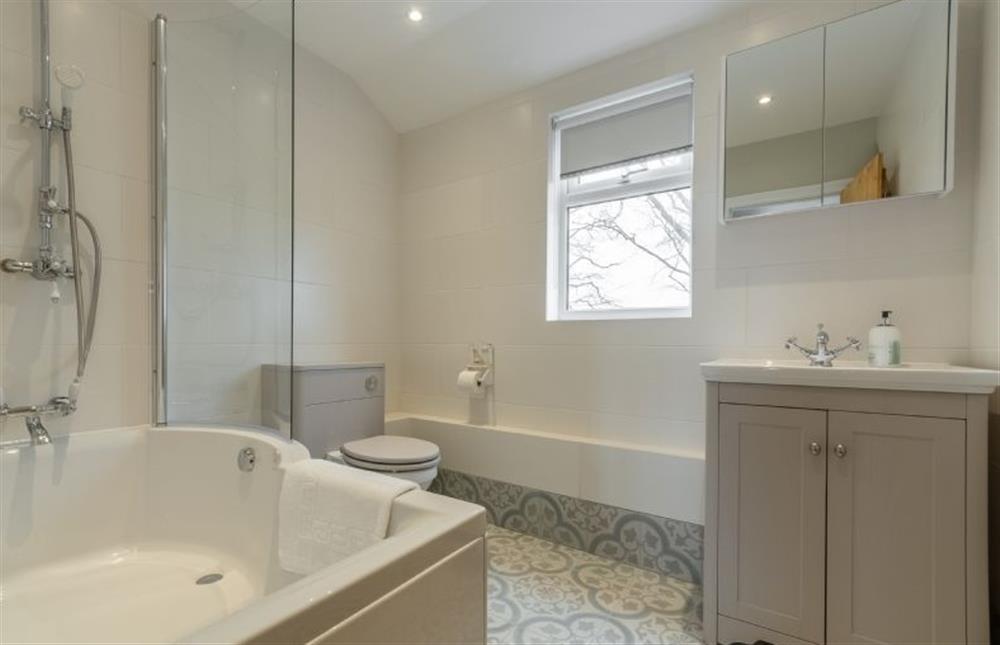 First floor: En-suite bathroom in bedroom four at Rosemary Cottage, Thornham near Hunstanton