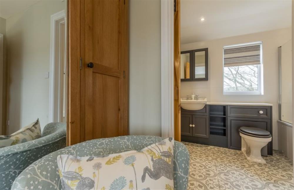 First floor: En-suite bathroom at Rosemary Cottage, Thornham near Hunstanton