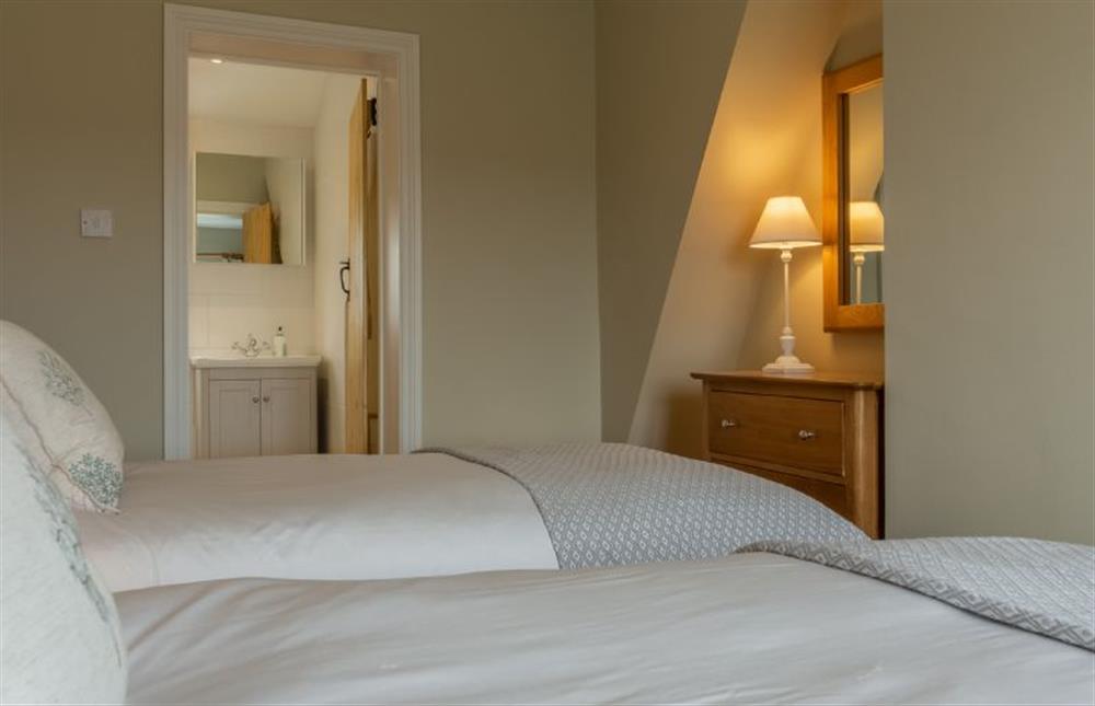 First floor: The twin room has an en-suite bathroom at Rosemary Cottage, Thornham near Hunstanton