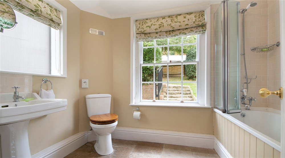 The en-suite bathroom at Rosetta Cottage in Cowes, Isle Of Wight