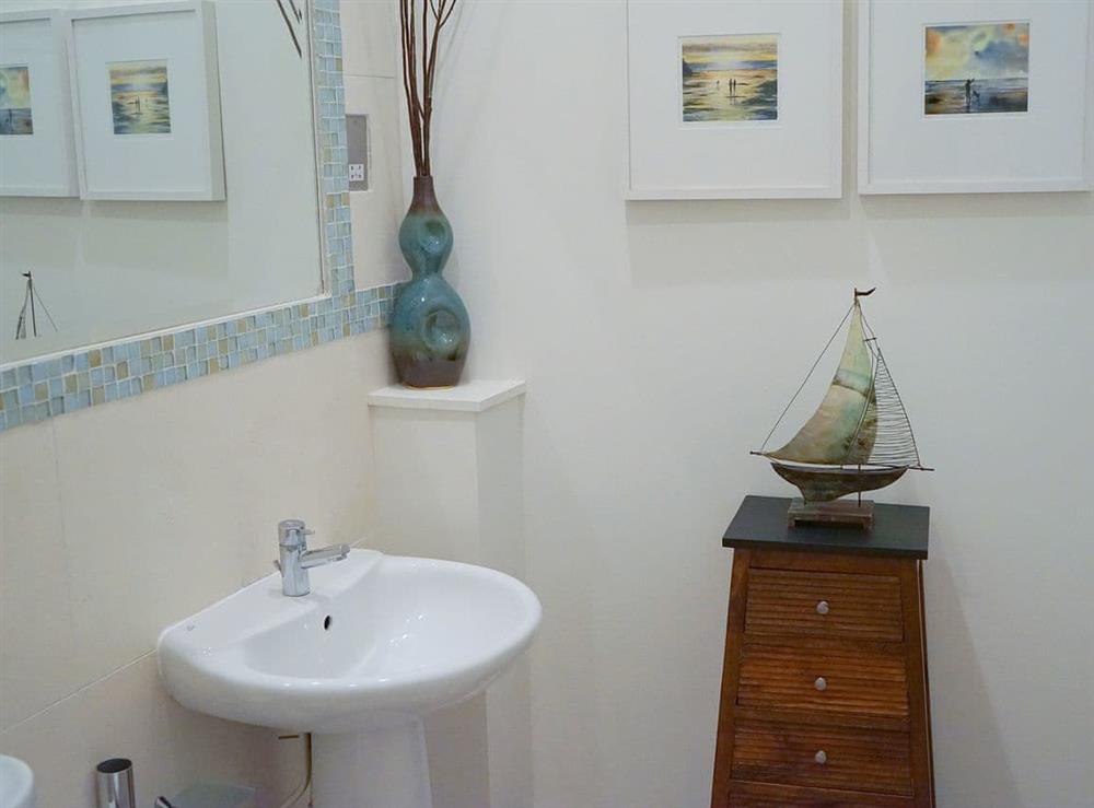 The spacious family bathroom at Rosie Apartment in Fowey, Cornwall