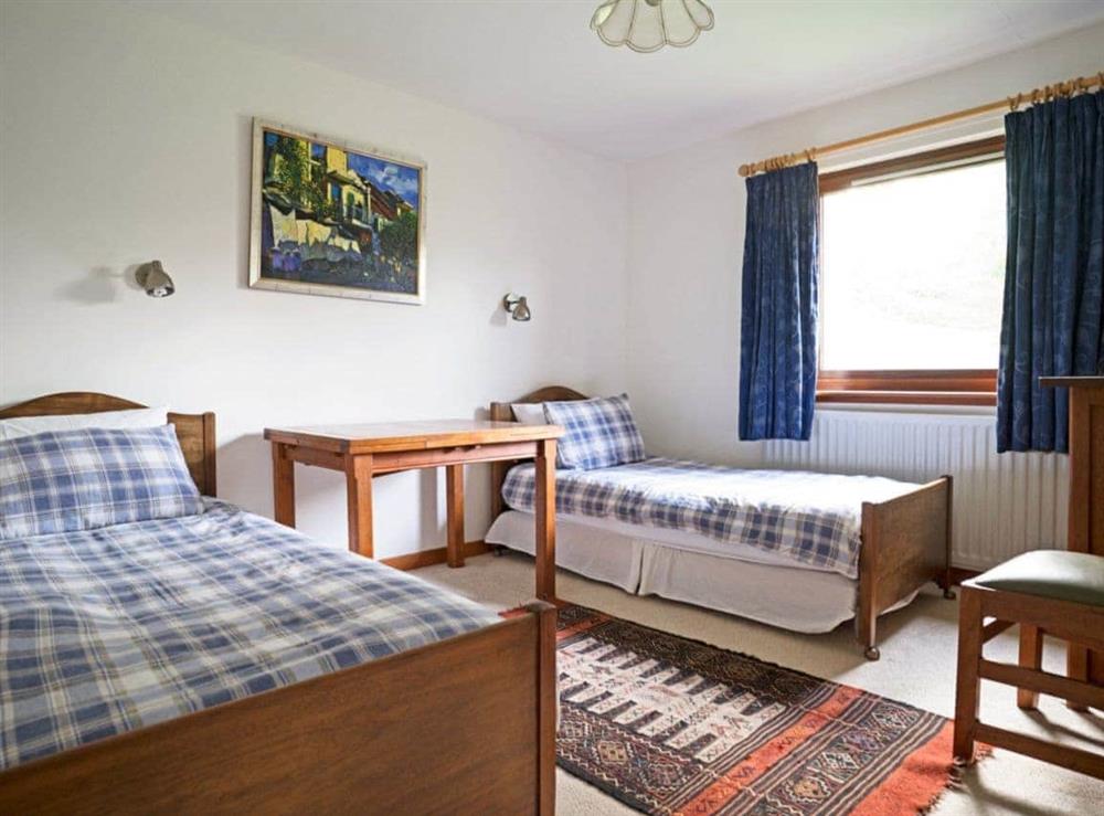 Well presetned twin bedroom at Rosmuire in Shandon, near Helensburgh, Dumbartonshire