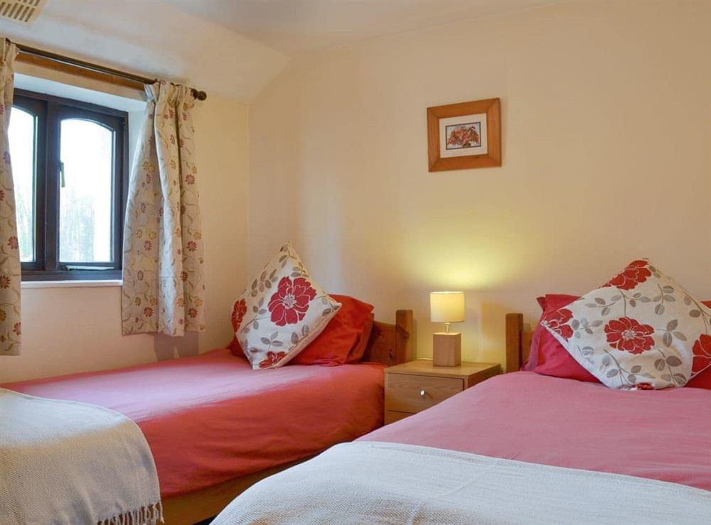Comfortable twin bedroom at Ross Cottage in Polson, Launceston, Cornwall