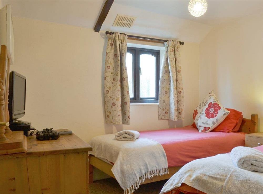 Good-sized twin bedroom at Ross Cottage in Polson, Launceston, Cornwall