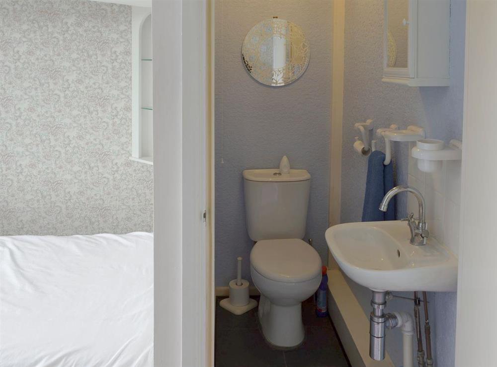 En-suite to twin bedroom at Rossall Beach Cottage in Rossall, near Thornton-Cleveleys, Lancashire, England