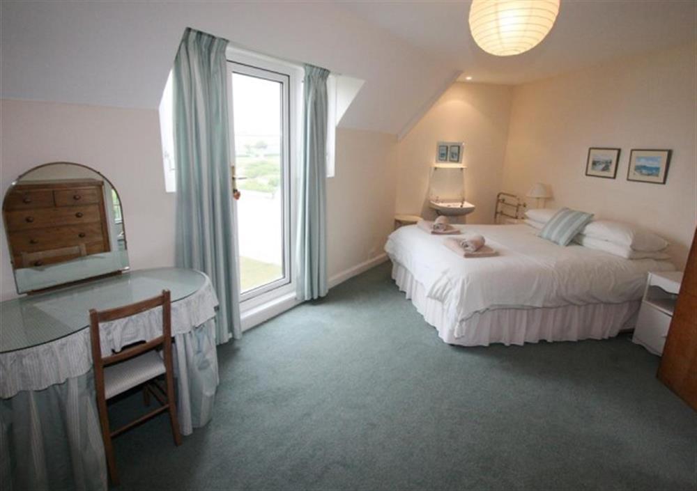 First floor double bedroom at Roswidden on the cliff in Treyarnon Bay