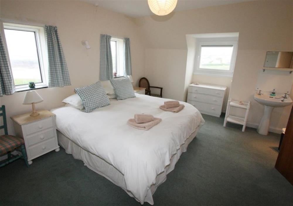 First floor superking bedroom at Roswidden on the cliff in Treyarnon Bay