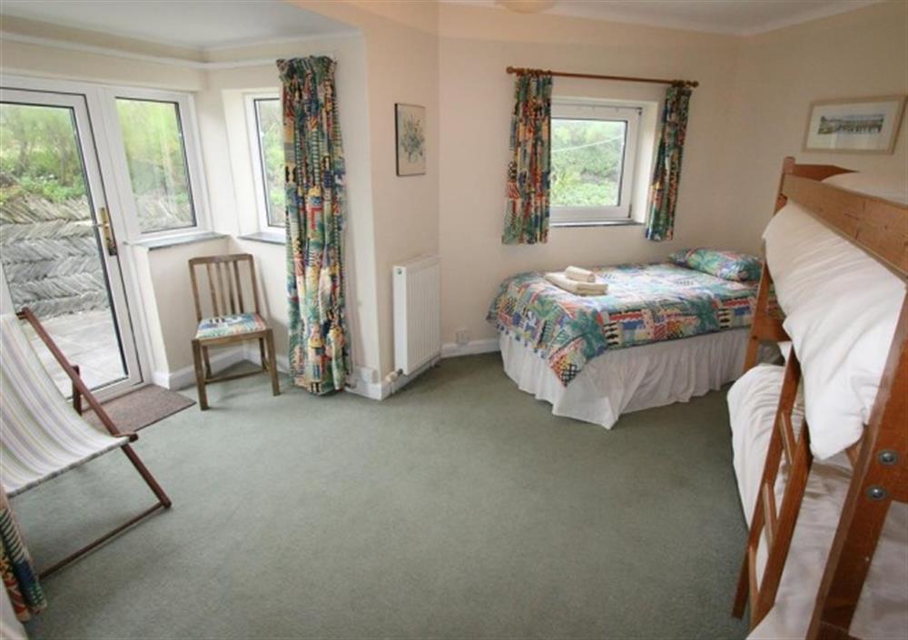 Ground floor triple bedroom at Roswidden on the cliff in Treyarnon Bay