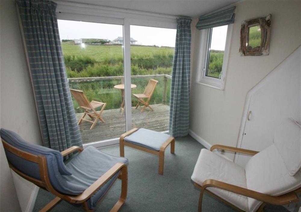 Sitting area to superking bedroom at Roswidden on the cliff in Treyarnon Bay