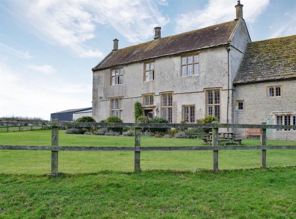 Round Chimneys Farm The Farmhouse in Glanvilles Wootton, near Sherborne, Dorset sleeps 12
