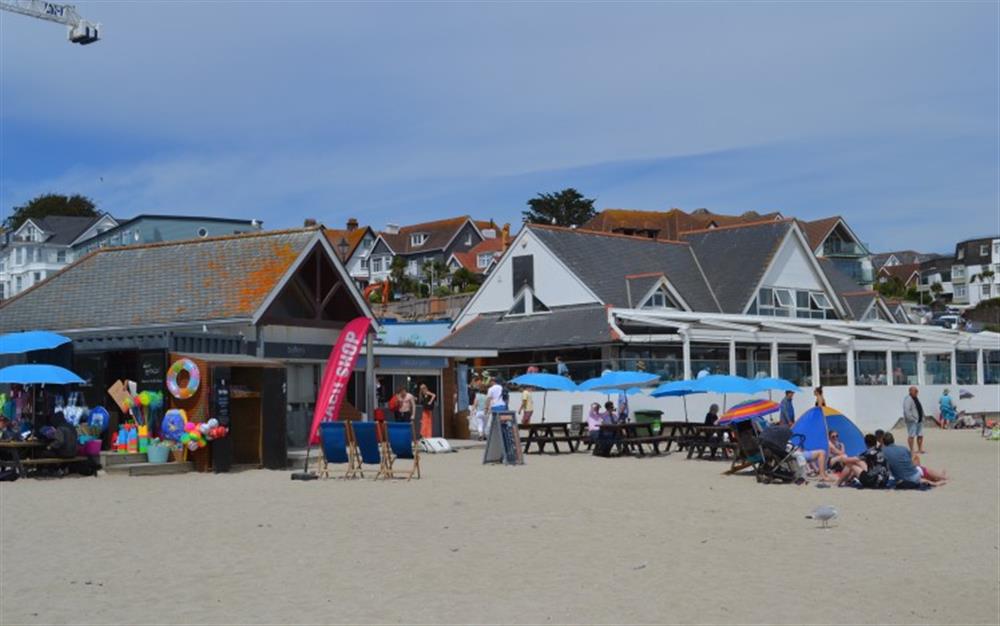 Gyllyngvase is Falmouth's largest and most popular beach. Great for water sports! Try the Gylly Beach Cafe for lunch, or the takeaway cafe for an ice cream at Round Field Annex in Mawnan Smith