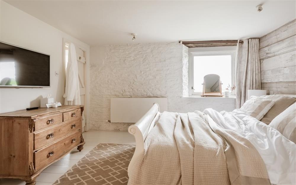 Bedroom 2 with en suite bathroom at Round House, Court Barton in South Huish
