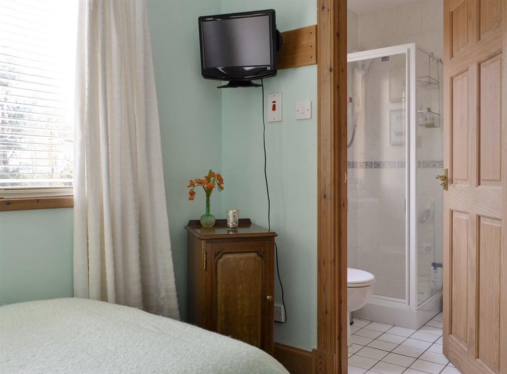 Attractive en-suite twin bedroom at Rowan Cottage in Aviemore, Inverness-Shire
