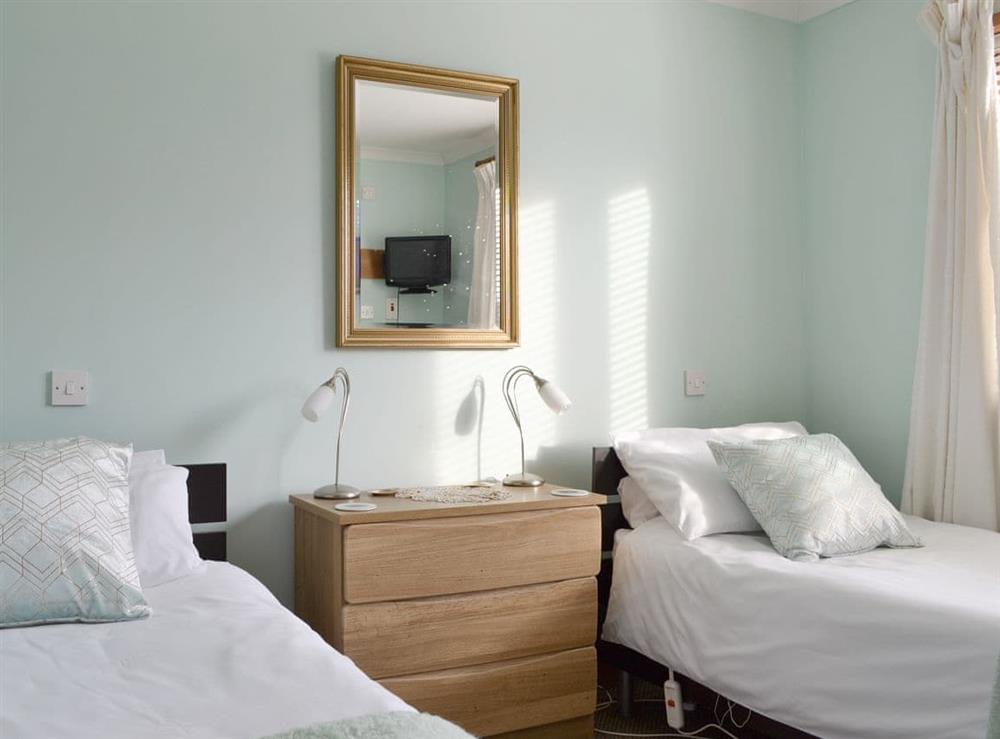 Light and airy en-suite twin bedroom at Rowan Cottage in Aviemore, Inverness-Shire