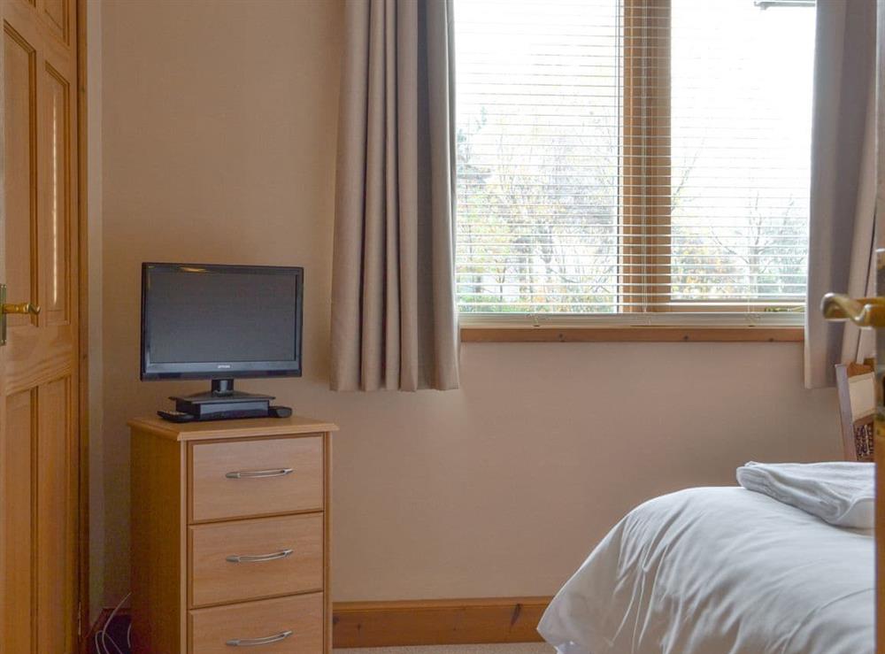 Peaceful en-suite double bedroom at Rowan Cottage in Aviemore, Inverness-Shire