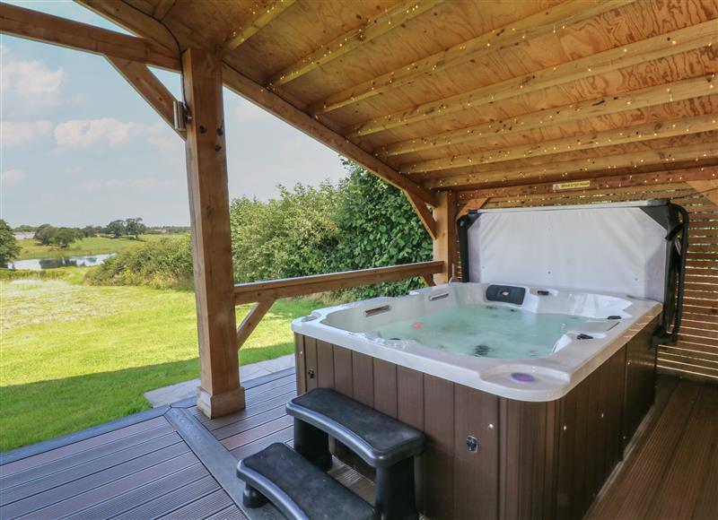 Enjoy the hot tub at Rowan, Oakthorpe near Donisthorpe