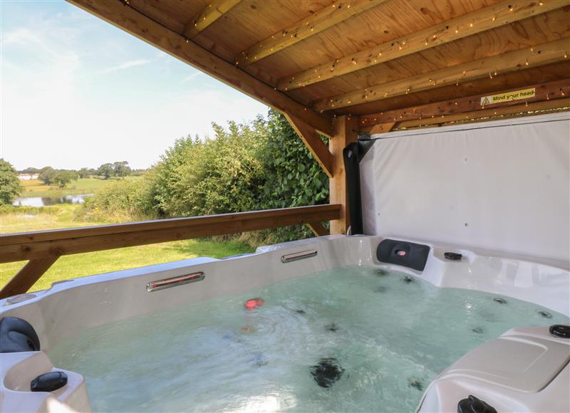 Spend some time in the hot tub at Rowan, Oakthorpe near Donisthorpe