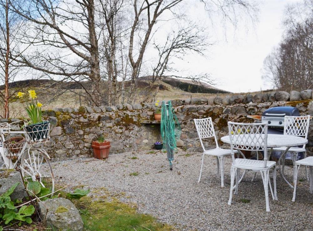 Sitting-out-area at Rowan Tree Cottage in Blairgowrie, Perthshire