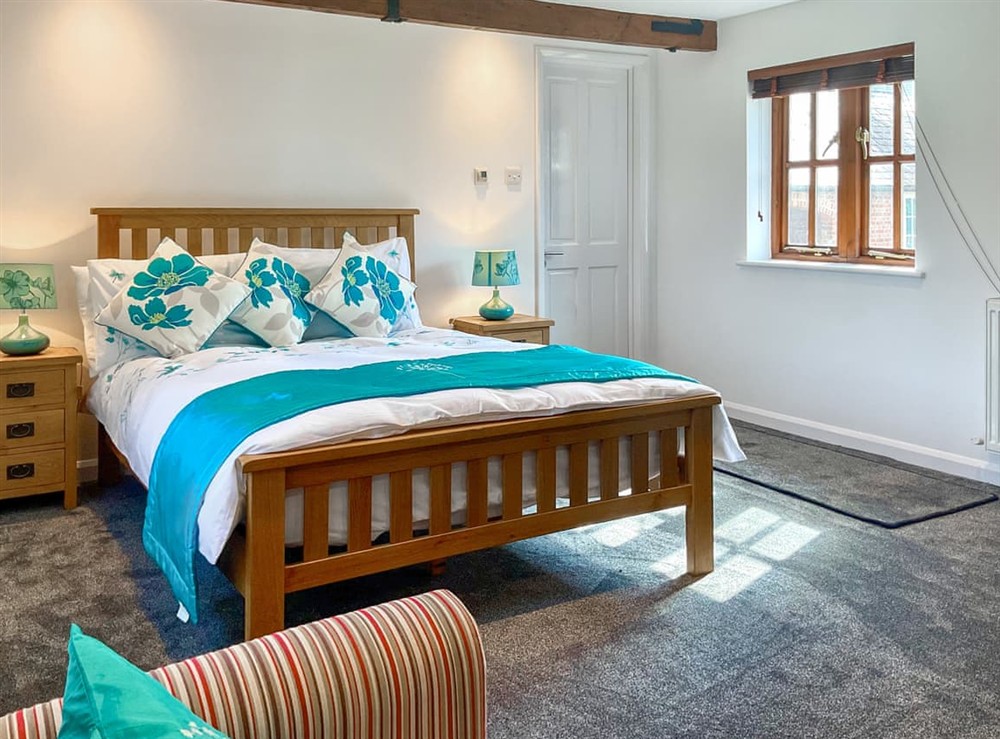 Double bedroom at Rowdecroft Farm Cottage in Rowde, Wiltshire