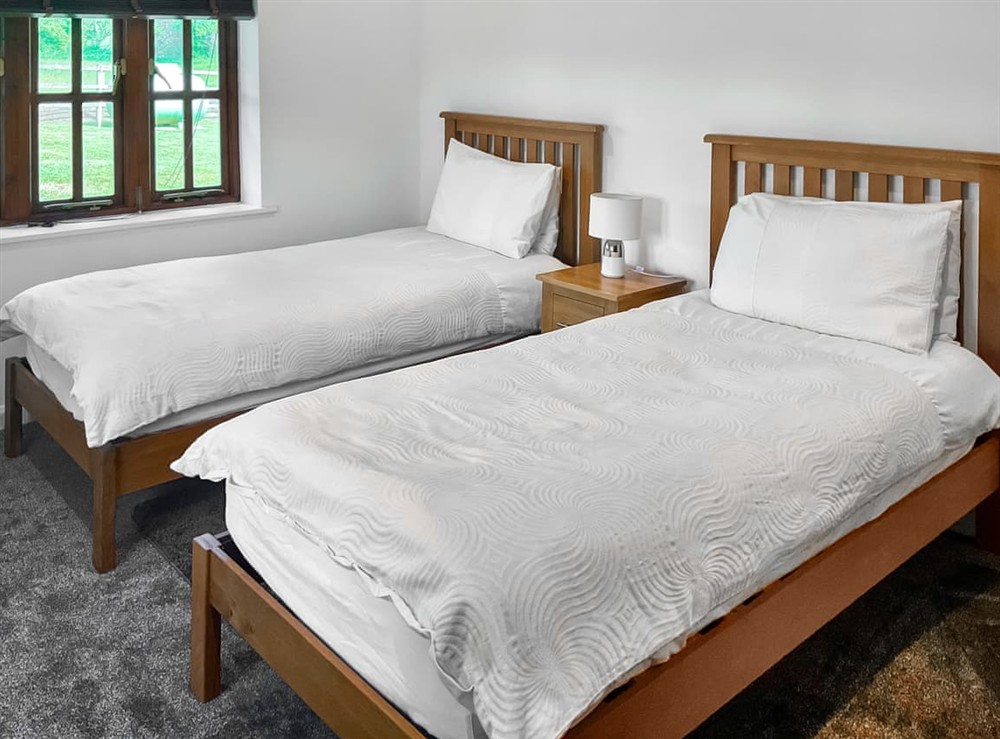 Twin bedroom at Rowdecroft Farm Cottage in Rowde, Wiltshire
