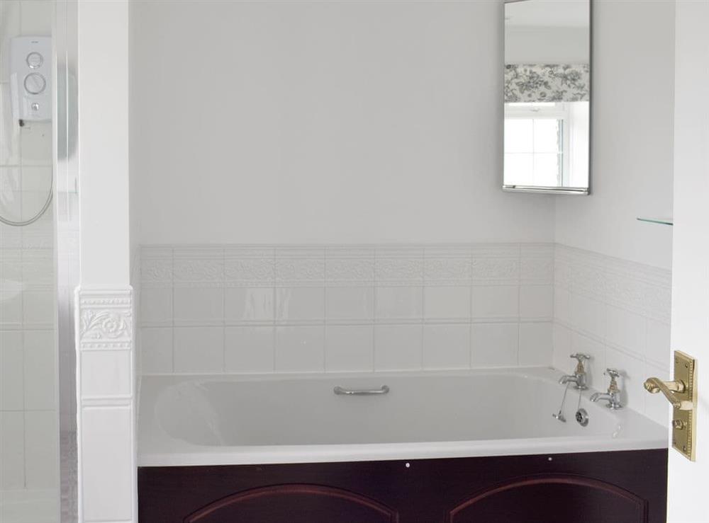 En-suite bathroom with bath and separate shower cubicle at Rudda Farm Cottage, 