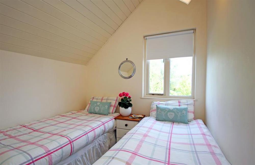 Twin bedroom at Ruddy Duck Lake House, Nr Cirencester, Gloucestershire