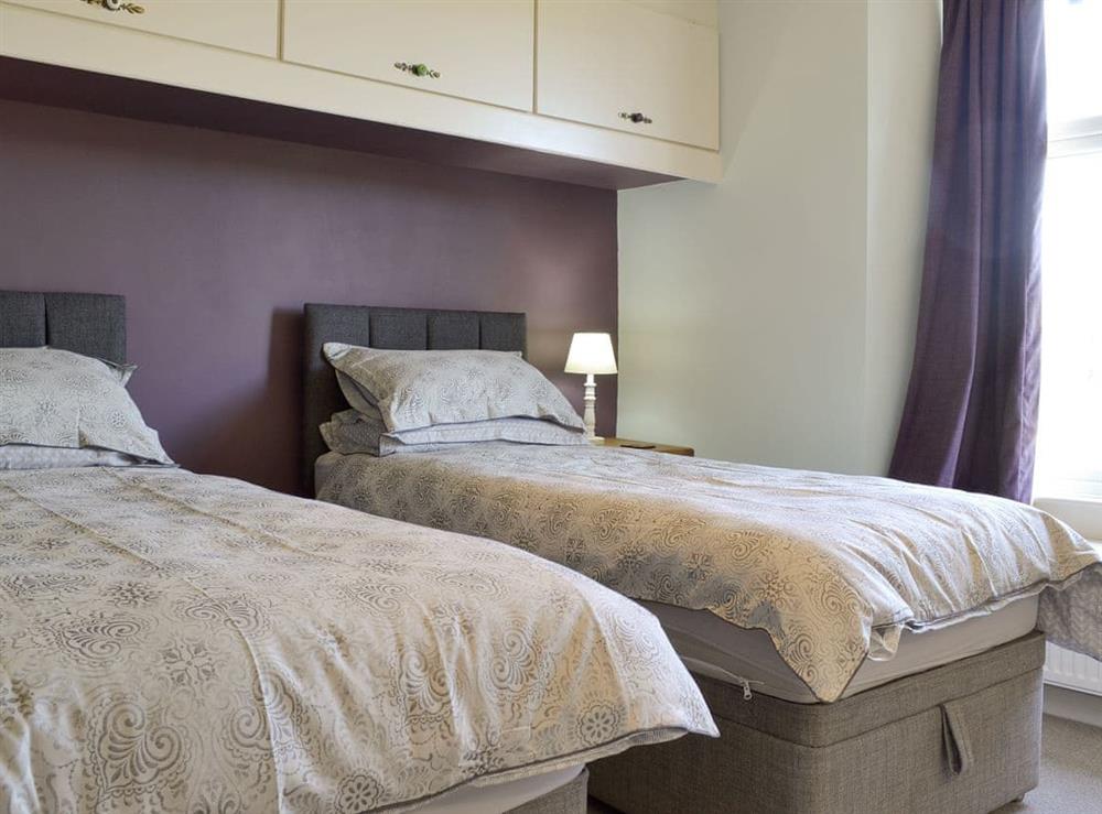 Second bedroom with zip-link beds set as twin at Running Hare in Windermere, Cumbria