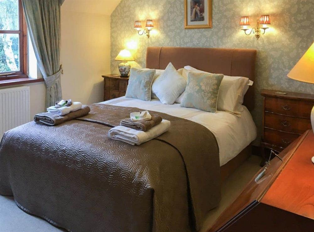 Cosy and inviting double bedroom at Russet Cottage in Moreton-in-Marsh, Gloucestershire