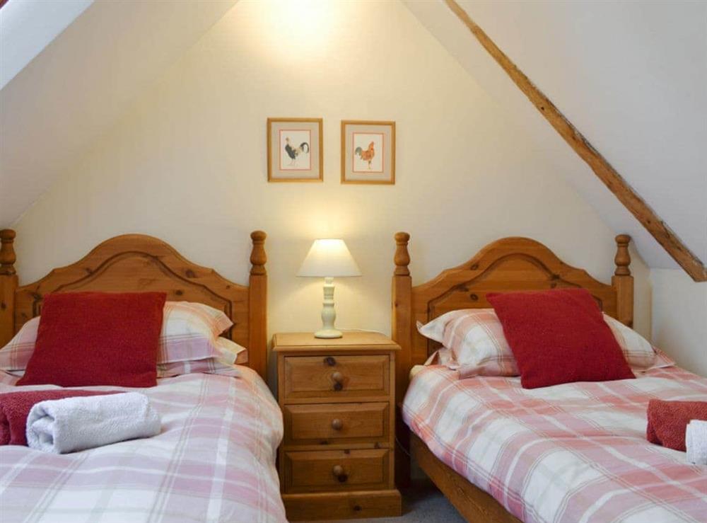 Comfy twin bedroom at Russett Cottage in Rye, East Sussex