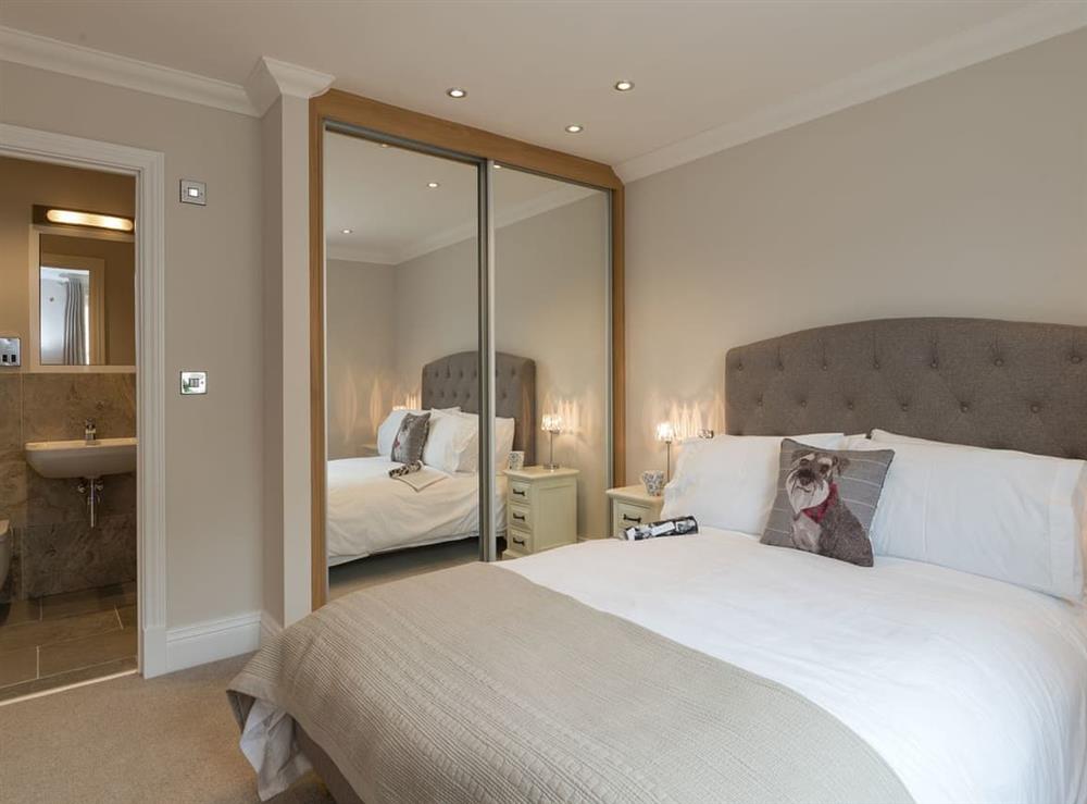 Cosy double bedroom with en-suite at Rye Cottage in Helmsley, Yorkshire, North Yorkshire