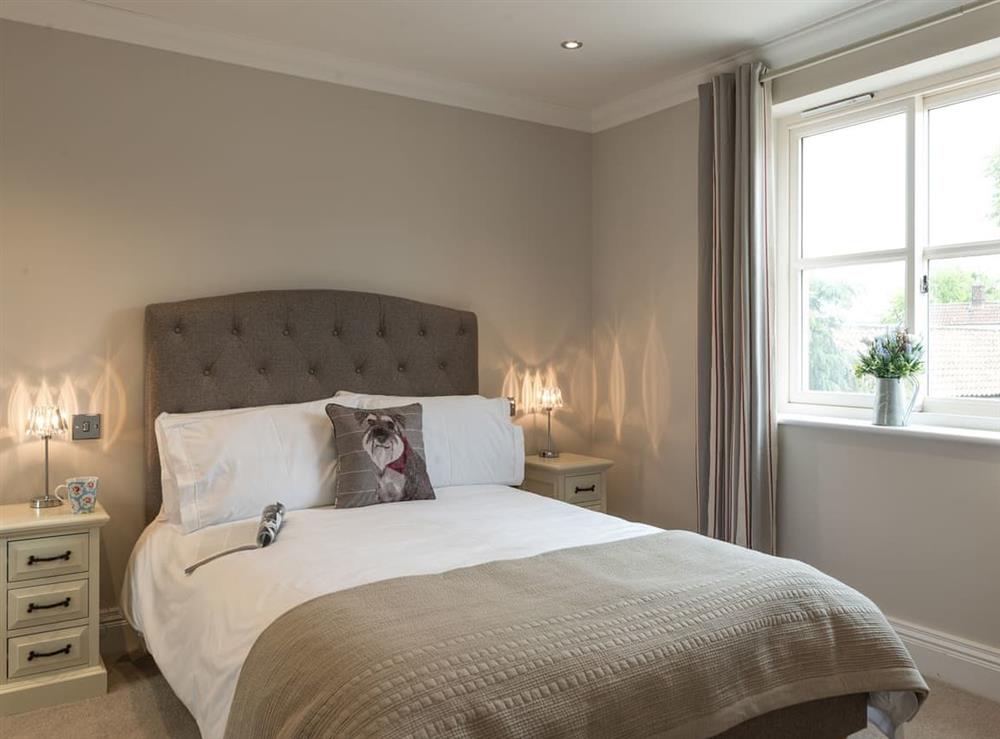 double bedroom with en-suite at Rye Cottage in Helmsley, Yorkshire, North Yorkshire
