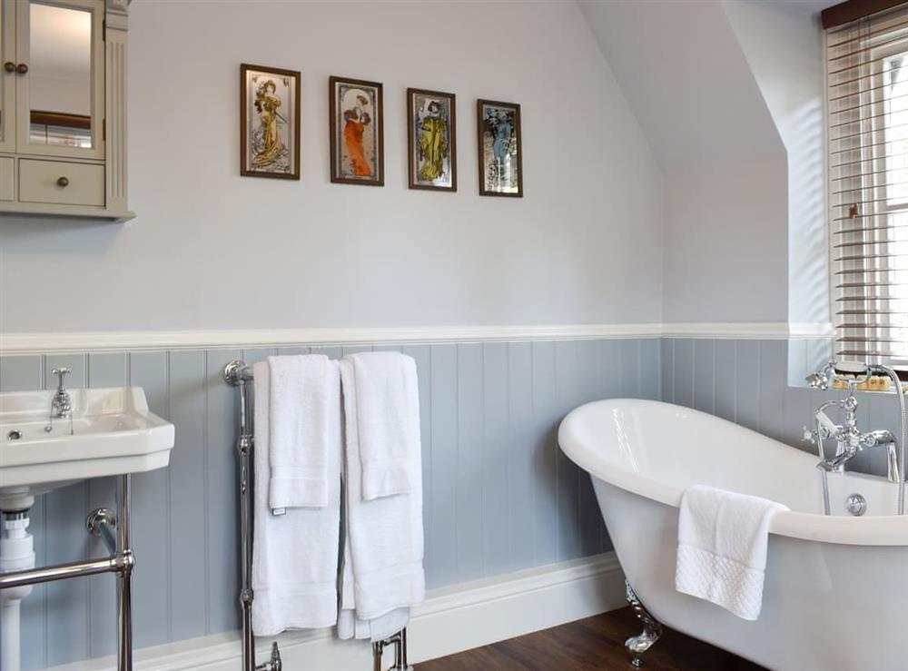 En-suite Bathroom with free standing bath at Salomons Country Cottage in Tunbridge Wells, Kent