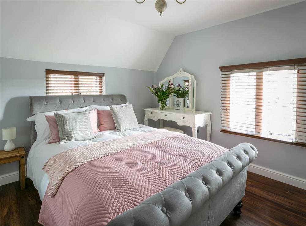 Relaxing en-suite master bedroom at Salomons Country Cottage in Tunbridge Wells, Kent