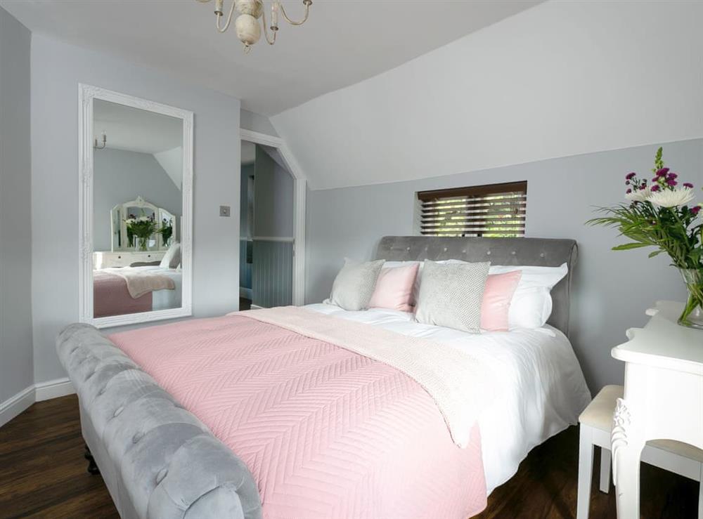 Spacious en-suite master bedroom at Salomons Country Cottage in Tunbridge Wells, Kent