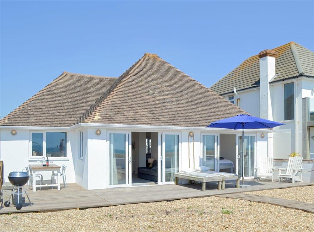Attractive single-storey detached holiday home at Salty Lodge in Hayling Island, Hampshire